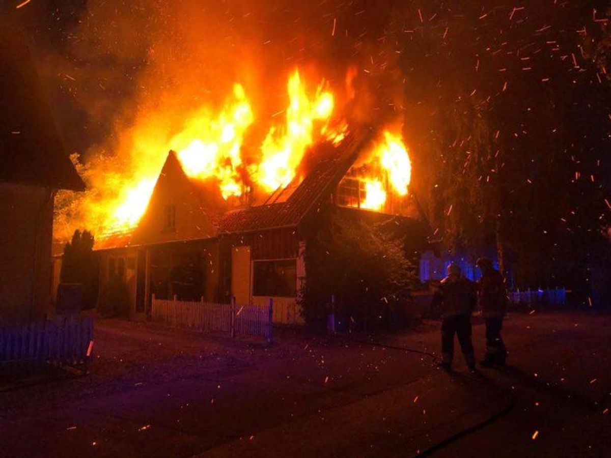 Mandag aften udbrød der en kraftig brand i en villa i Vig. KLIK FOR FLERE BILLEDER FRA BRANDEN. Foto: Presse-fotos.dk.