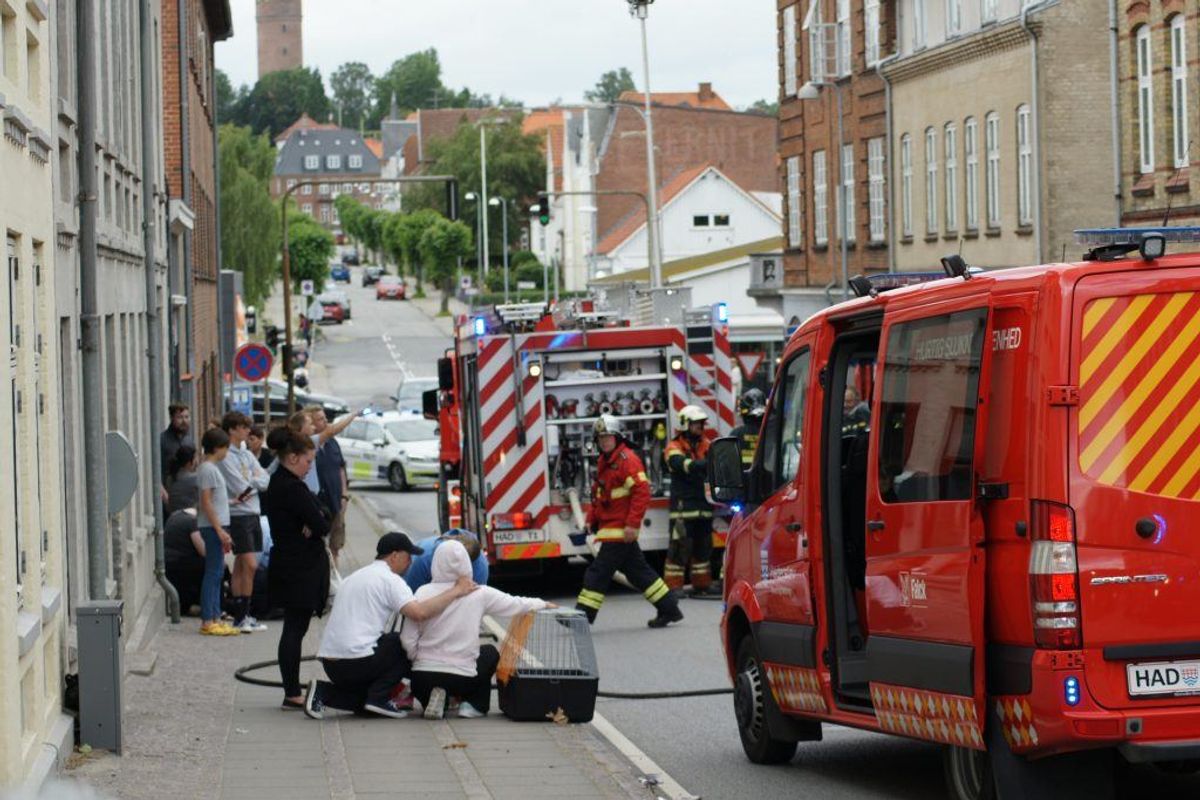 Beboere i en ejendom i Haderslev måtte evakueres på grund af en brand. KLIK for flere billeder. Foto: Presse-fotos.dk.