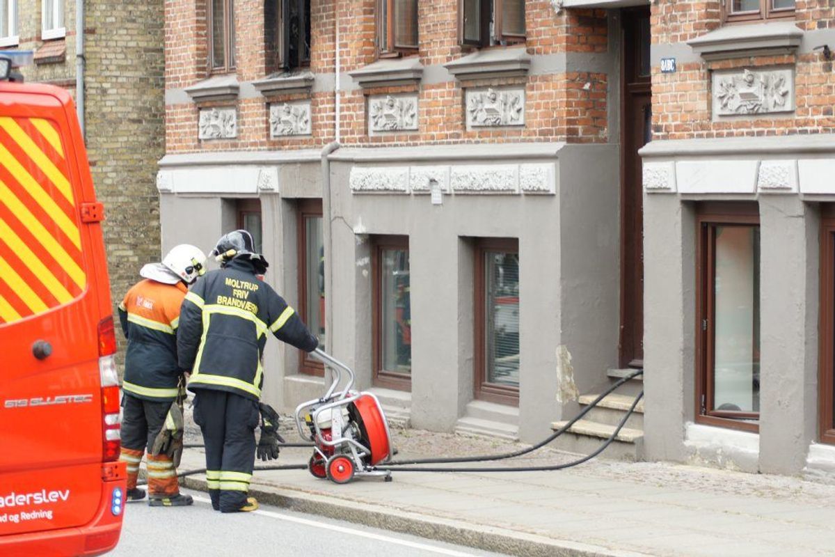 Beboere i en ejendom i Haderslev måtte evakueres på grund af en brand. KLIK for flere billeder. Foto: Presse-fotos.dk.