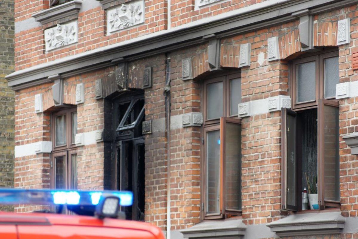Beboere i en ejendom i Haderslev måtte evakueres på grund af en brand. KLIK for flere billeder. Foto: Presse-fotos.dk.