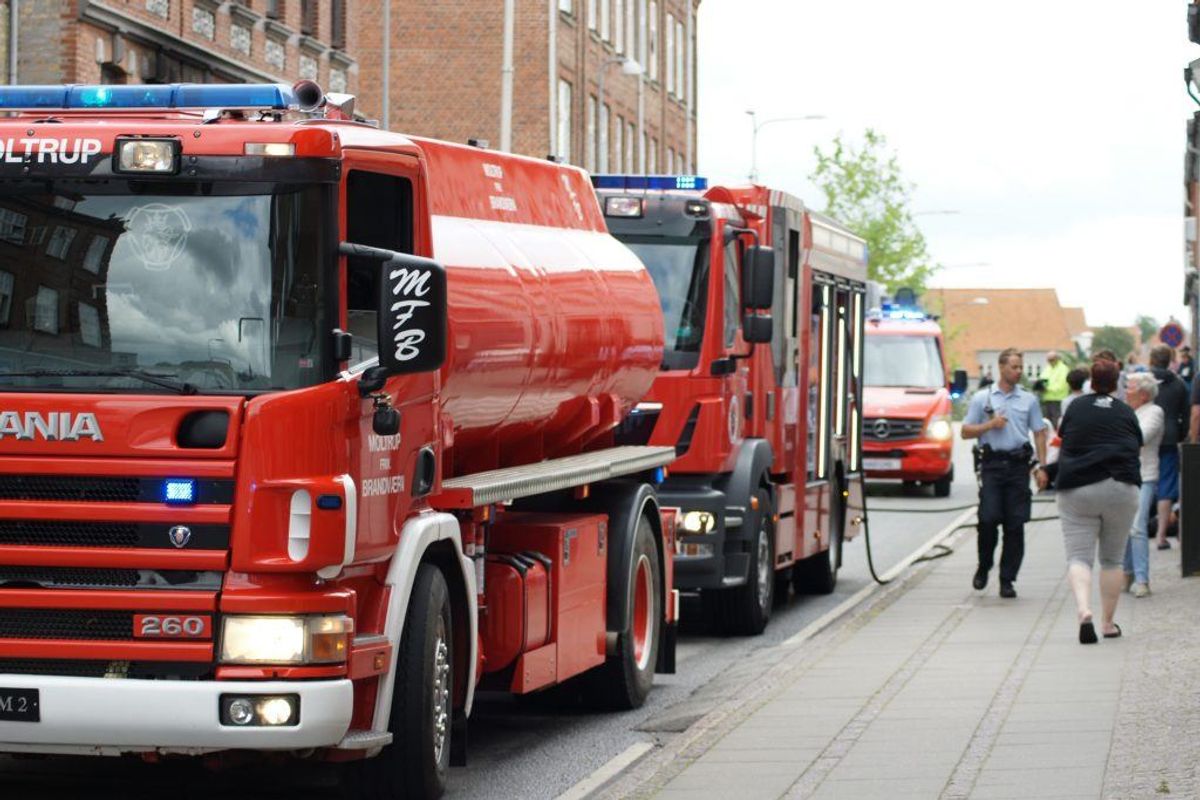 Beboere i en ejendom i Haderslev måtte evakueres på grund af en brand. KLIK for flere billeder. Foto: Presse-fotos.dk.
