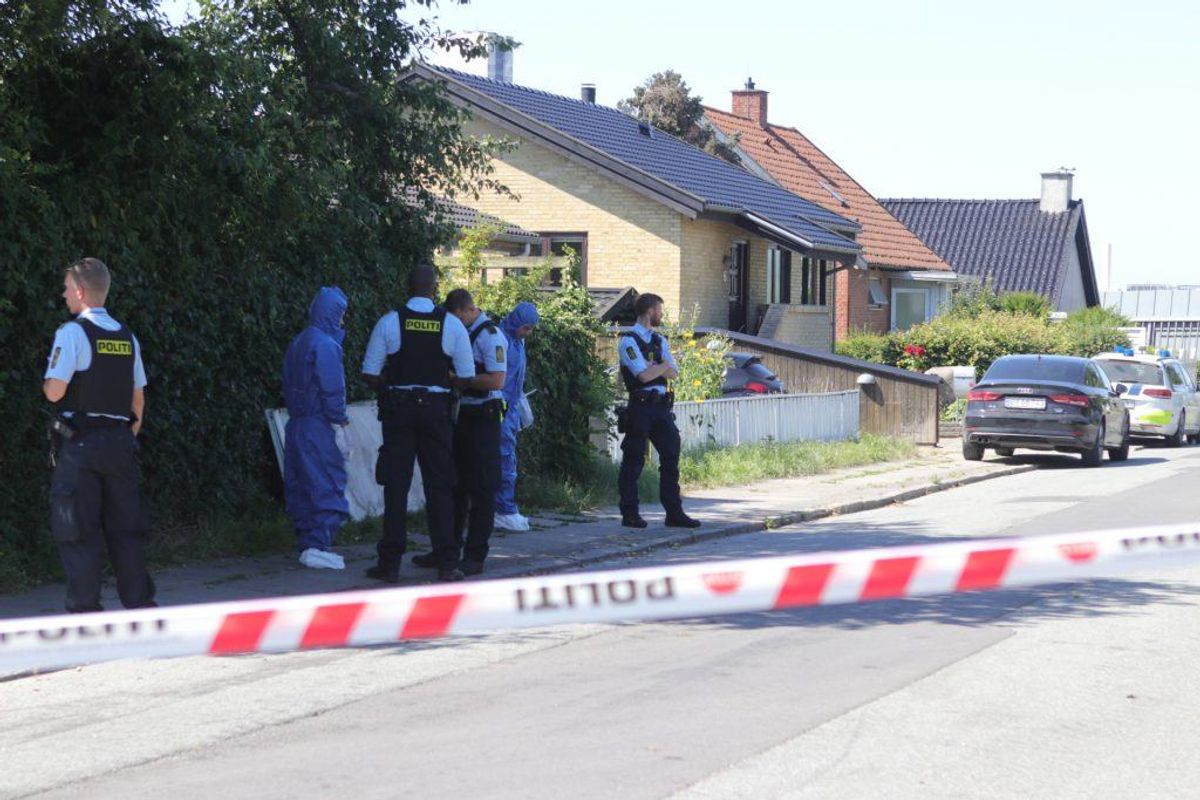 Det er her på Nordfrontvej i Søborg Københavns Vestegns Politi har spærret. KLIK VIDERE OG SE FLERE BILLEDER FRA POLITIAKTIONEN. Foto: Presse-fotos.dk.