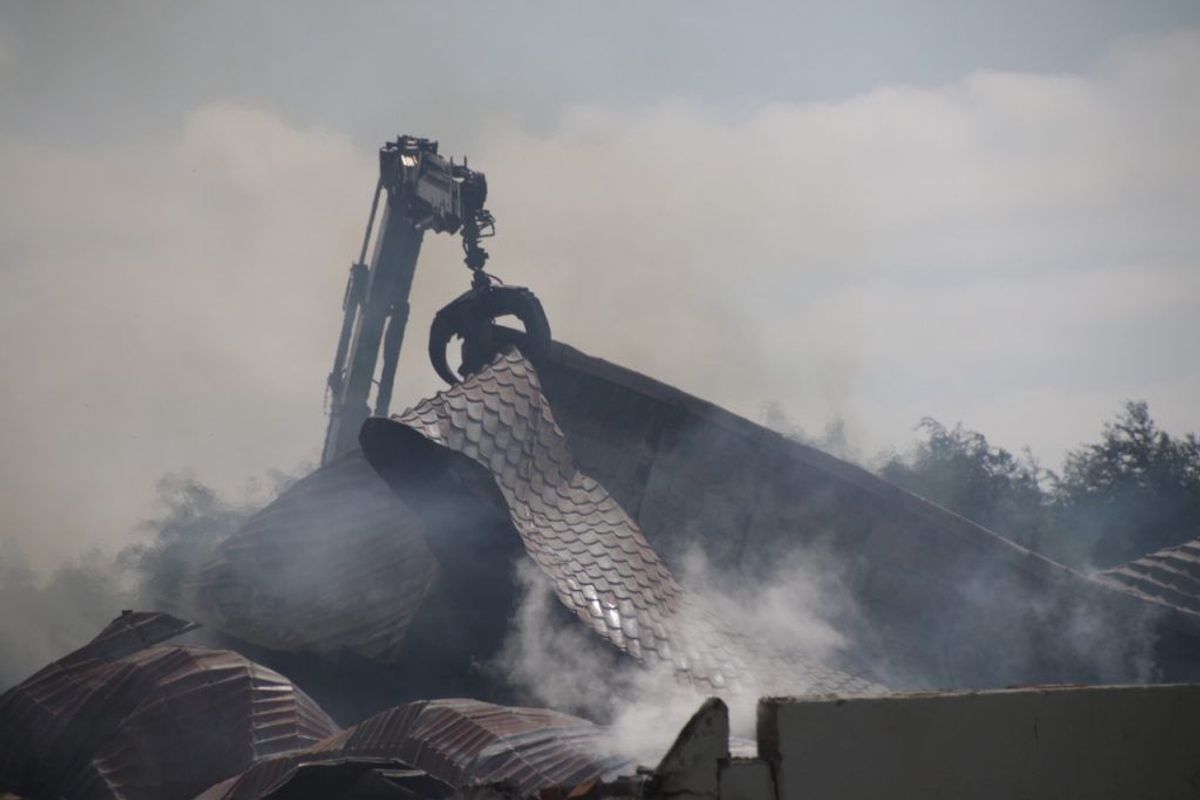 Branden havde fat i fire staldbygninger. KLIK FOR FLERE BILLEDER. Foto: Scanpix