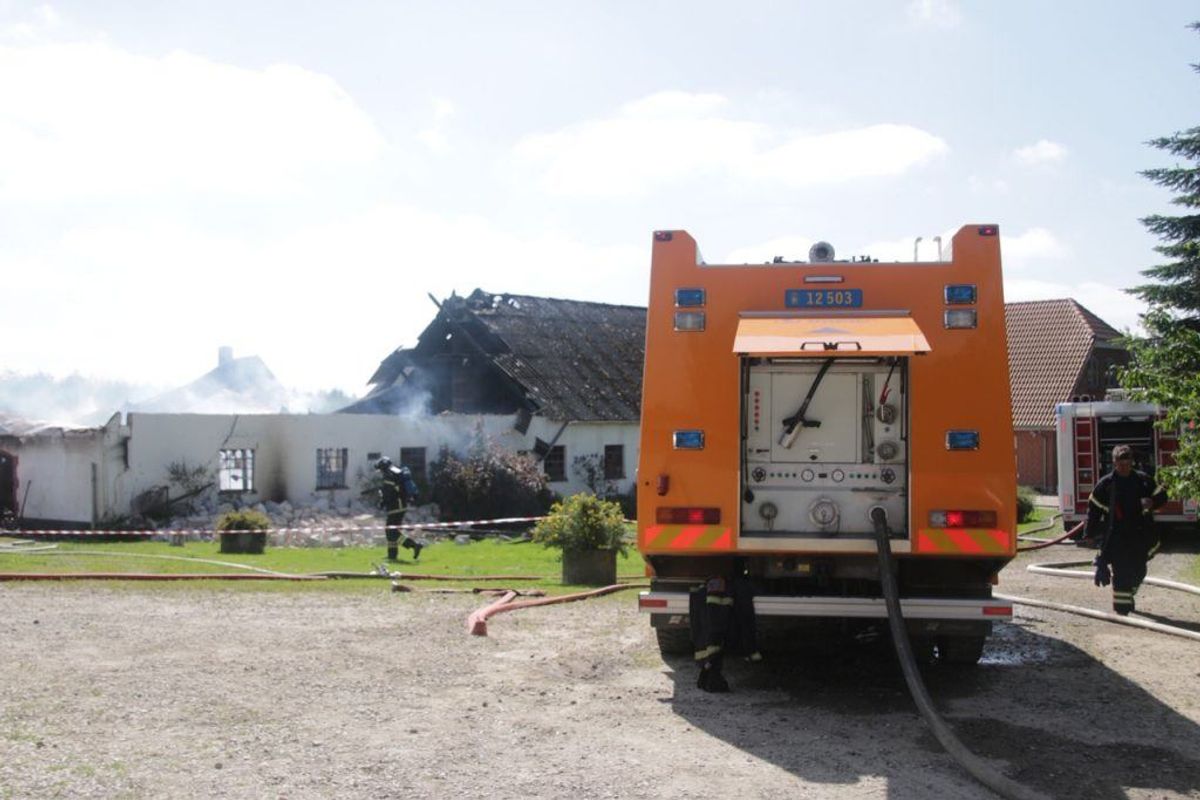 Branden havde fat i fire staldbygninger. KLIK FOR FLERE BILLEDER. Foto: Scanpix