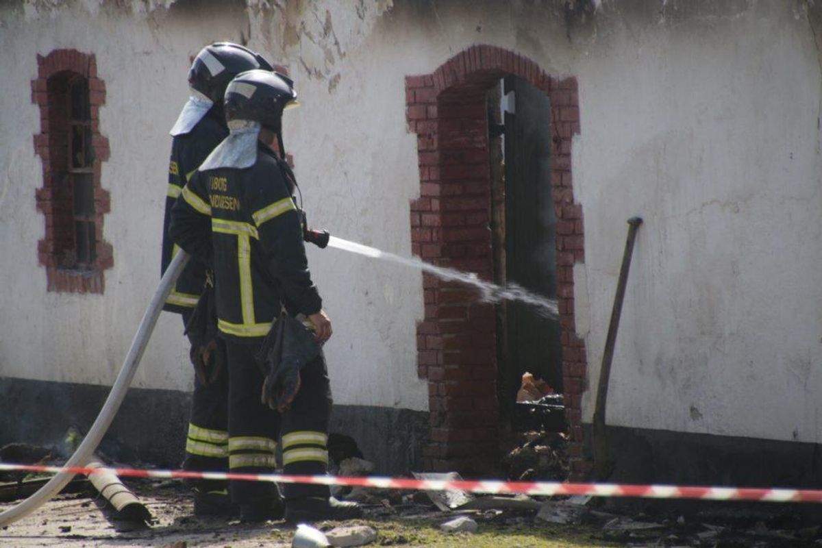 Branden havde fat i fire staldbygninger. KLIK FOR FLERE BILLEDER. Foto: Scanpix