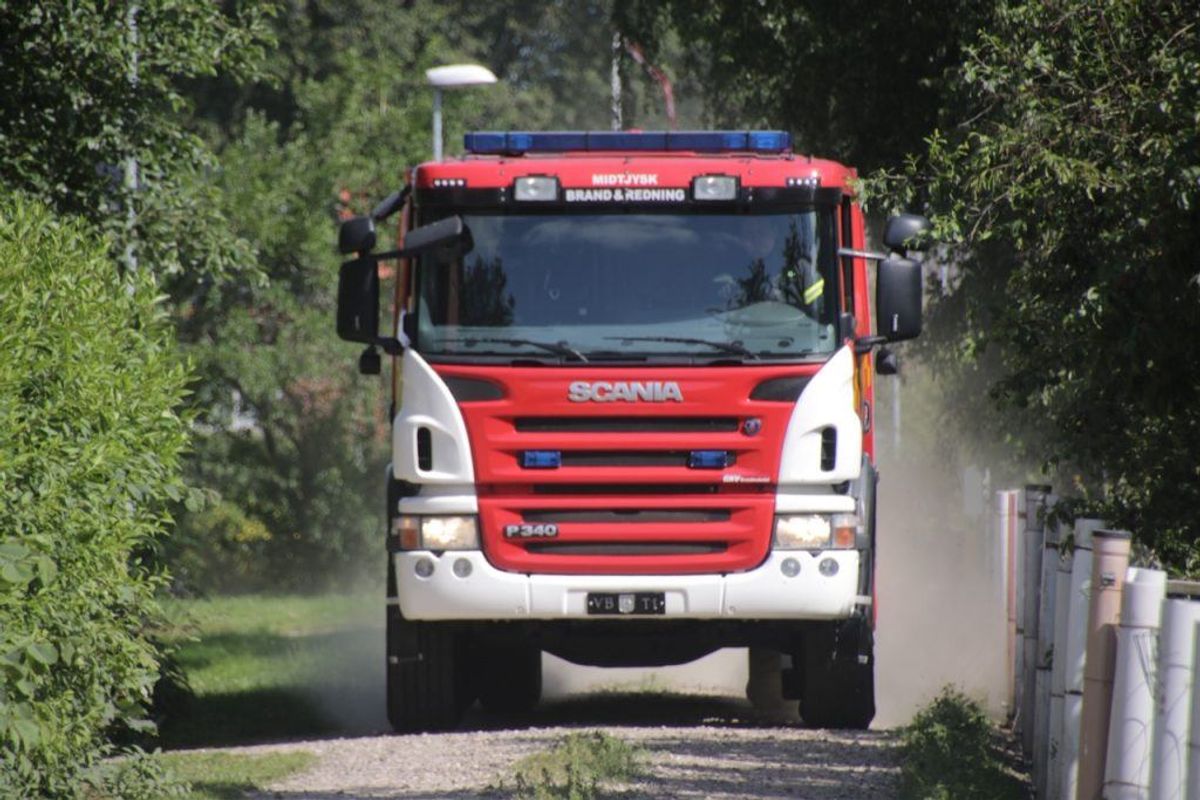 Branden havde fat i fire staldbygninger. KLIK FOR FLERE BILLEDER. Foto: Scanpix