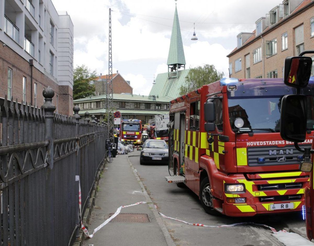 Politi og brandvæsen er på sagen. Foto: Presse-fotos.dk.