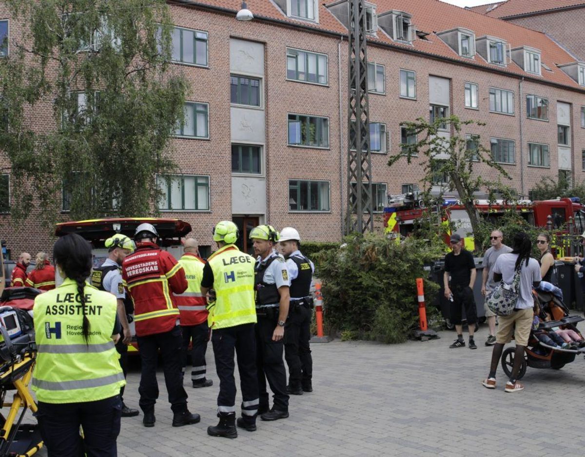 Politi og brandvæsen er på sagen. Foto: Presse-fotos.dk.