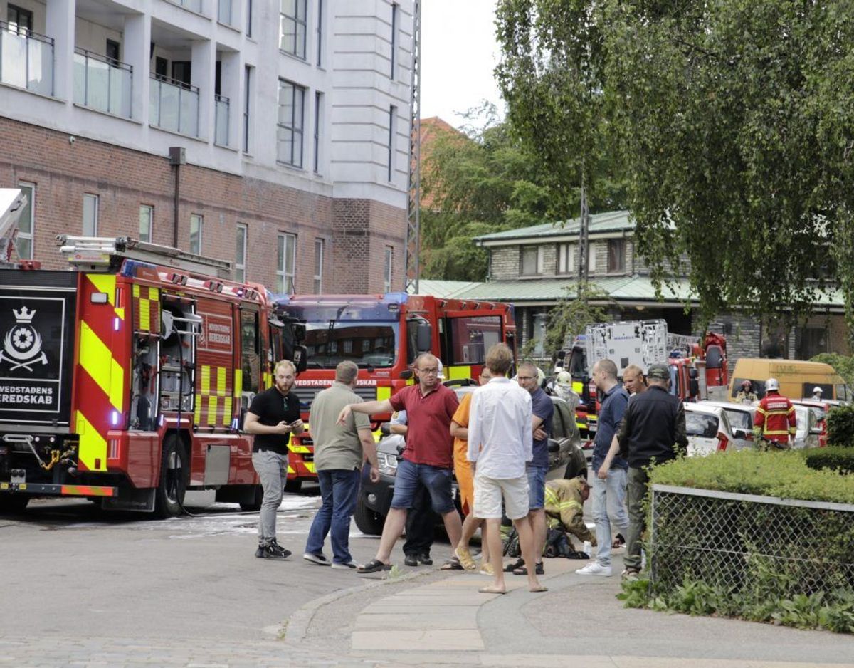 Politi og brandvæsen er på sagen. Foto: Presse-fotos.dk.