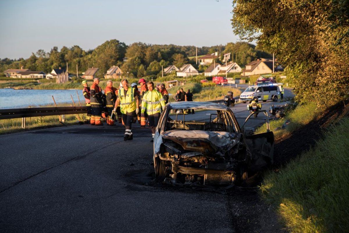Både bil og motorcykel brød i brand efter ulykken. KLIK FOR FLERE BILLEDER. Foto: Rasmus Skaftved
