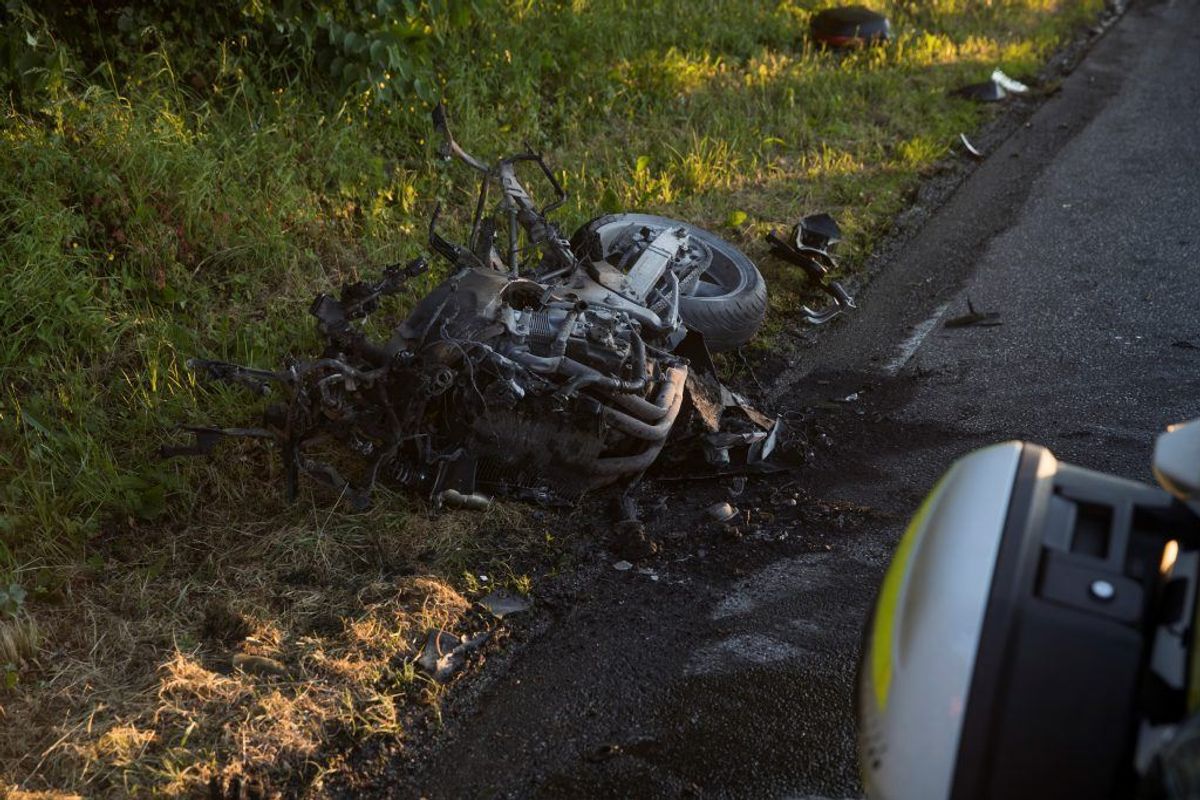 Både bil og motorcykel brød i brand efter ulykken. KLIK FOR FLERE BILLEDER. Foto: Rasmus Skaftved