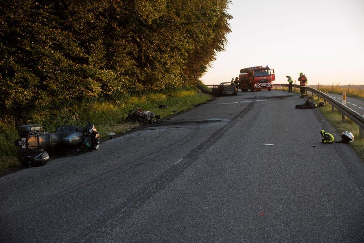 Både bil og motorcykel brød i brand efter ulykken. KLIK FOR FLERE BILLEDER. Foto: Rasmus Skaftved