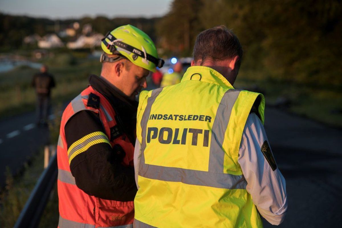 Både bil og motorcykel brød i brand efter ulykken. KLIK FOR FLERE BILLEDER. Foto: Rasmus Skaftved