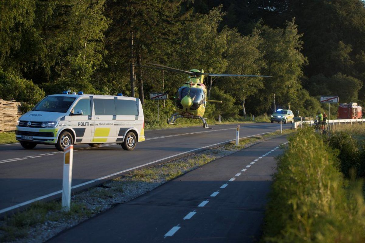Både bil og motorcykel brød i brand efter ulykken. KLIK FOR FLERE BILLEDER. Foto: Rasmus Skaftved