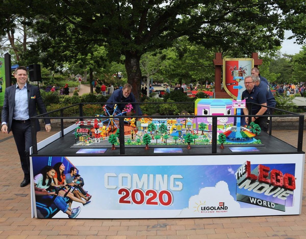 Nyheden, The Lego Movie World blev illustreret via en tre gange to meter stor Lego model. Klik videre i galleriet for flere oplysninger og billeder. Foto: Newsbreak.dk.