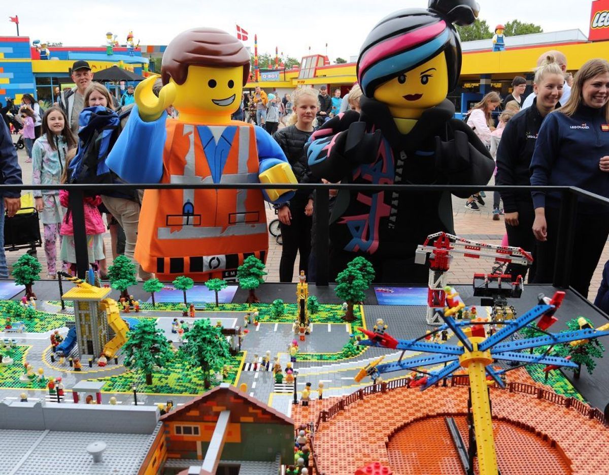 Hovedpersonerne i de to Lego film, Lucy og Emmet, var også med til dagens offentliggørelse. Klik videre i galleriet for flere oplysninger og billeder. Foto: Newsbreak.dk.