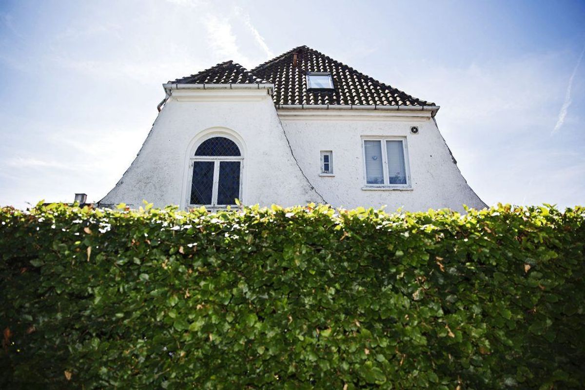 Søg mod jorden. Hvis du bor i et etagehus så gå ned i kælderen, hvor der er koldest, da varmen søger opad. (Foto: Kasper Palsnov/Scanpix)
