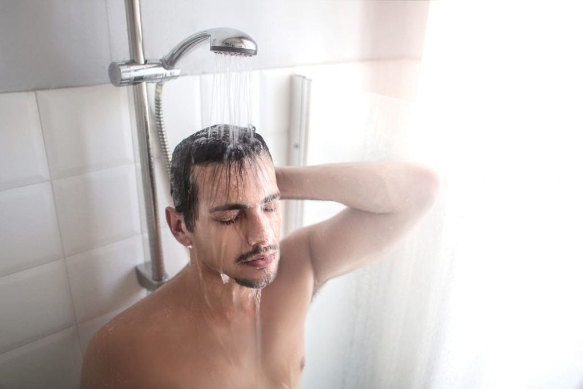 Tag et VARMT bad 45 minutter før du går i seng. Kropsvarmen falder, når man går ud af badet, og det virker søvndyssende.