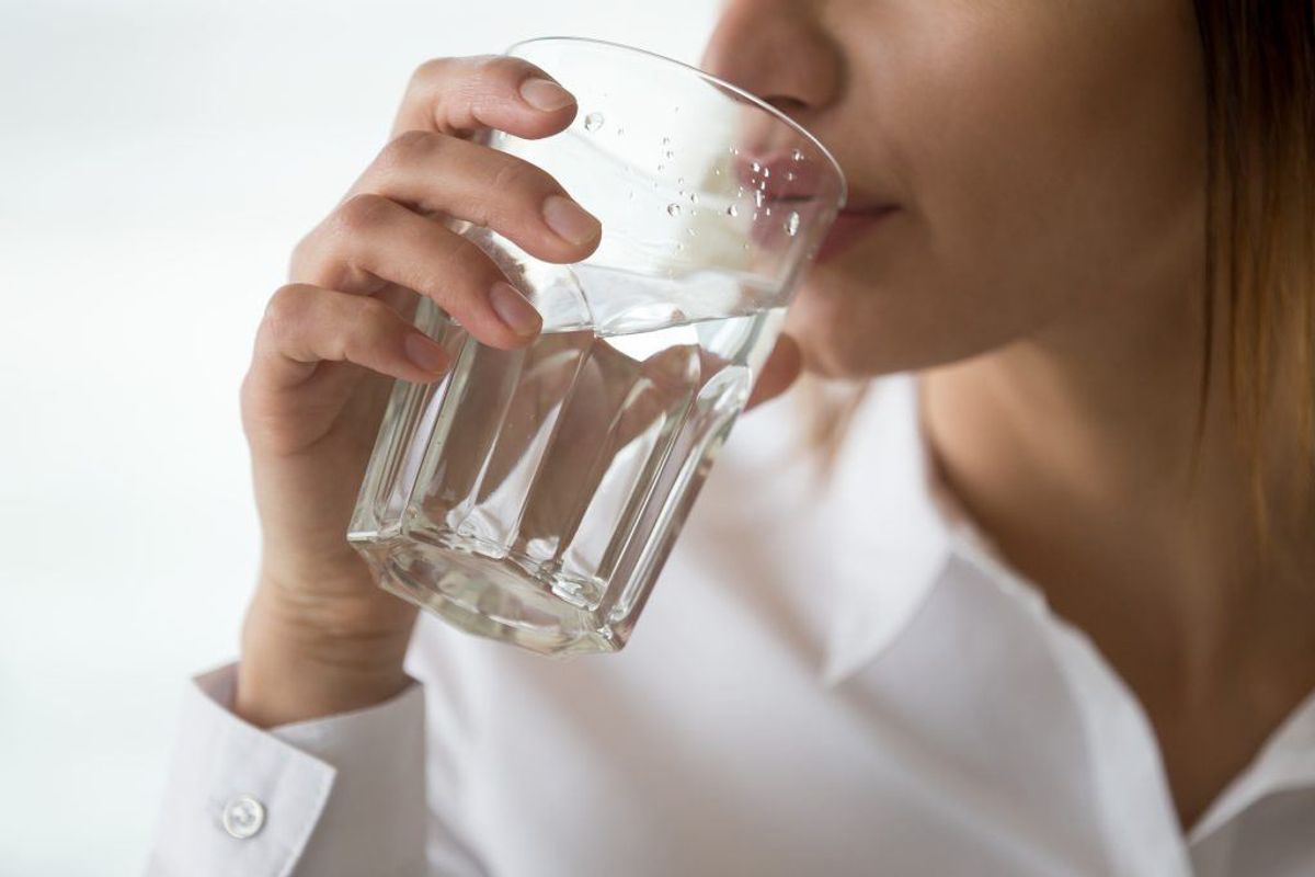 Forlad sengen i 10-15 minutter, hvis du ikke kan sove. Drik noget koldt og gå i seng igen. (Foto: Shutterstock)