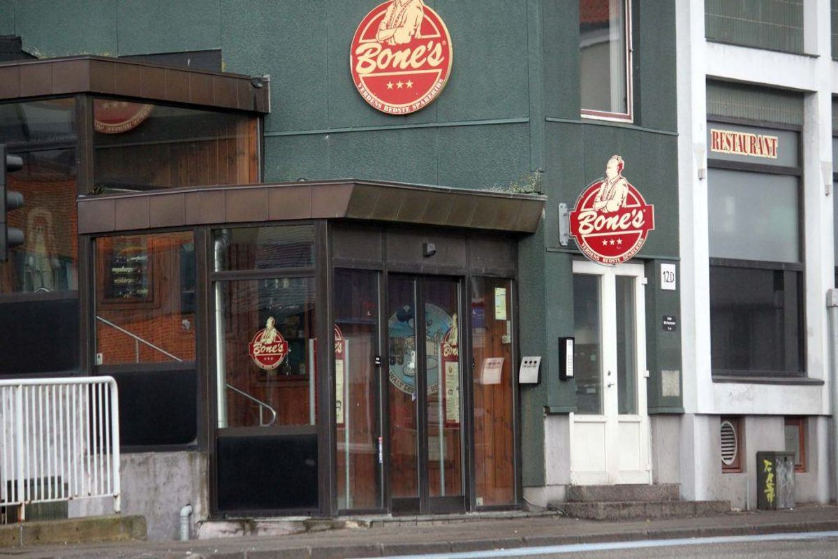 Det er Bone’s i Bredgade i Kolding, der har fået bøden. Og en sur smiley. KLIK for mere info. Foto: Elo Christoffersen.