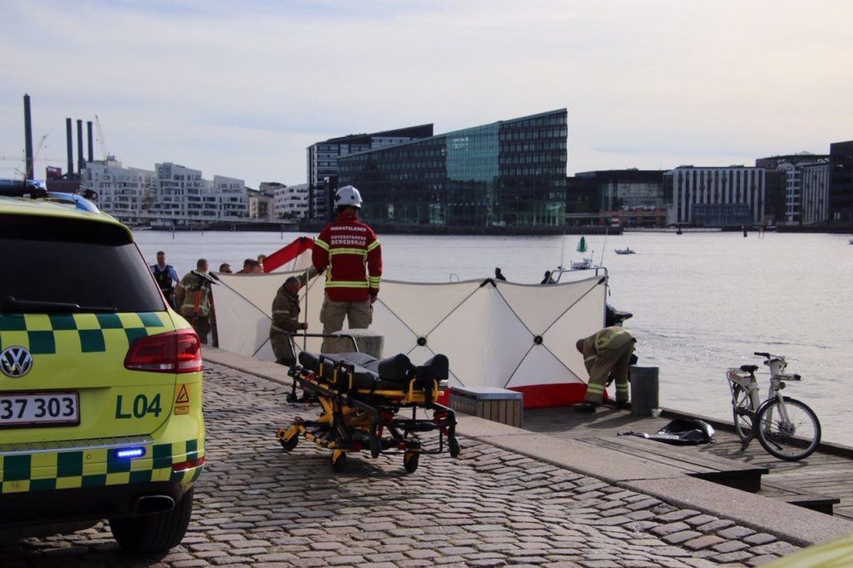 Politi og redning har lige nu gang i en større indsats på Islands Brygge i København. En mand er muligvis druknet. KLIK for flere billeder. Foto: Presse-fotos.dk.