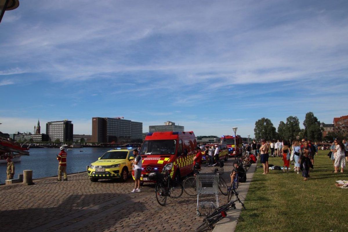 Politi og redning har lige nu gang i en større indsats på Islands Brygge i København. En mand er muligvis druknet. KLIK for flere billeder. Foto: Presse-fotos.dk.
