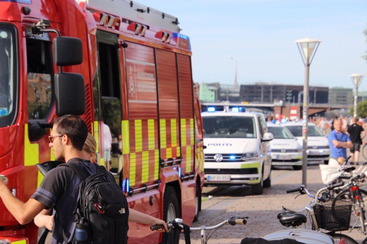 Politi og redning har lige nu gang i en større indsats på Islands Brygge i København. En mand er muligvis druknet. KLIK for flere billeder. Foto: Presse-fotos.dk.