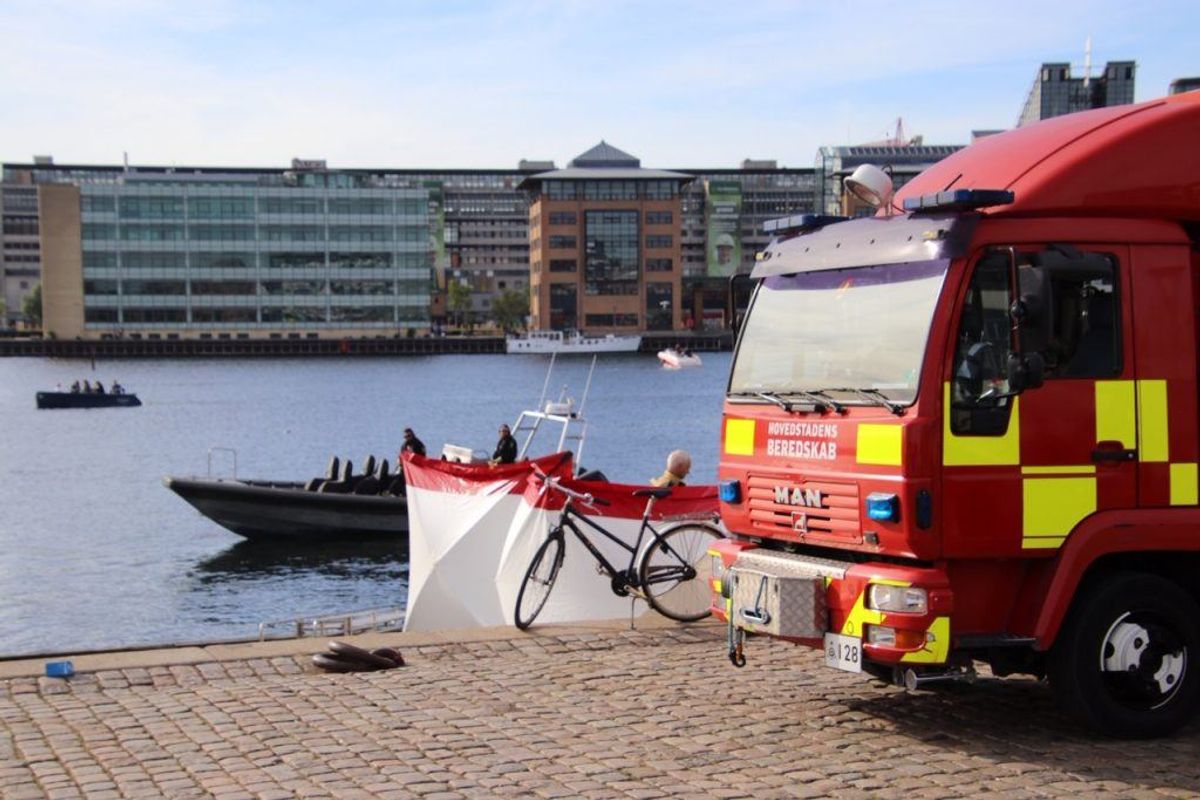 Politi og redning har lige nu gang i en større indsats på Islands Brygge i København. En mand er muligvis druknet. KLIK for flere billeder. Foto: Presse-fotos.dk.