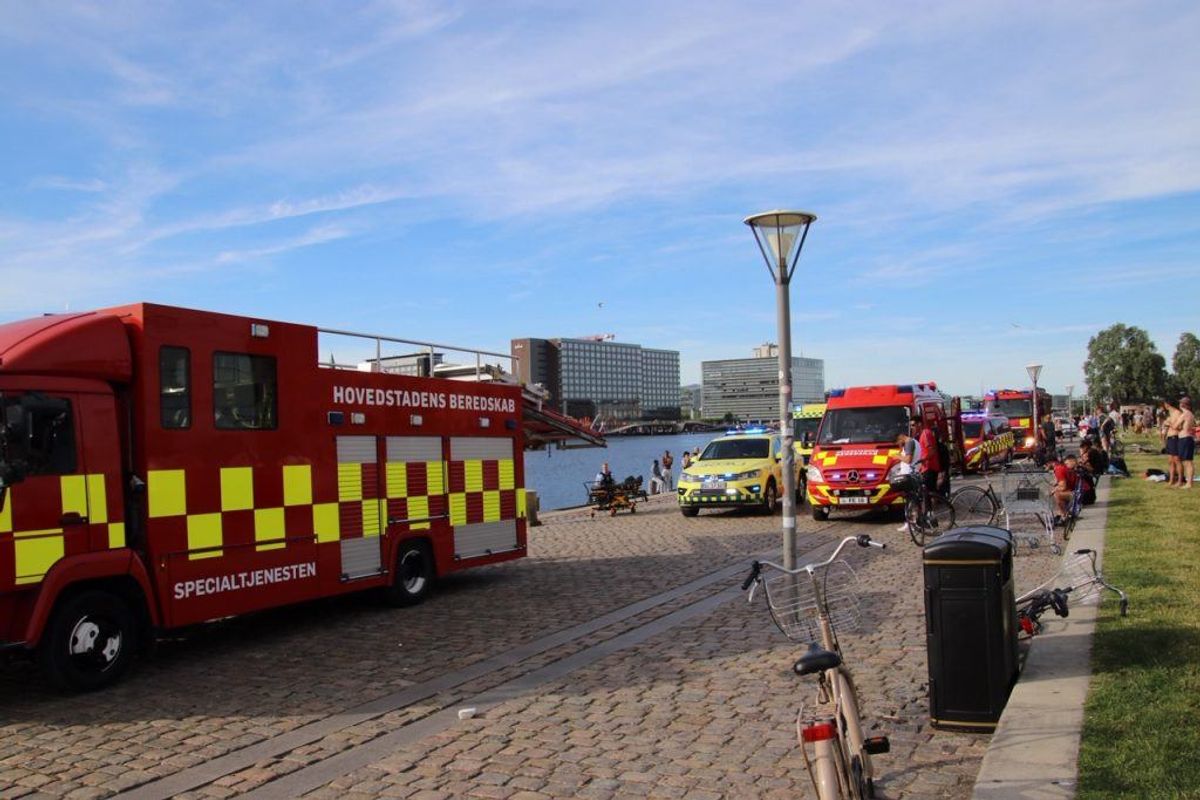 Politi og redning har lige nu gang i en større indsats på Islands Brygge i København. En mand er muligvis druknet. KLIK for flere billeder. Foto: Presse-fotos.dk.