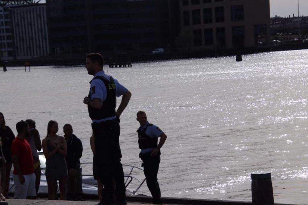 Politi og redning har lige nu gang i en større indsats på Islands Brygge i København. En mand er muligvis druknet. KLIK for flere billeder. Foto: Presse-fotos.dk.