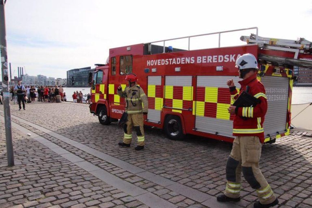 Politi og redning har lige nu gang i en større indsats på Islands Brygge i København. En mand er muligvis druknet. KLIK for flere billeder. Foto: Presse-fotos.dk.