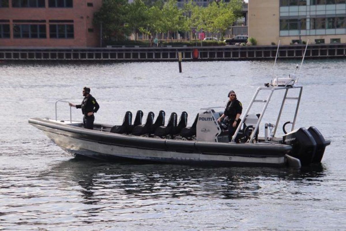 Politi og redning har lige nu gang i en større indsats på Islands Brygge i København. En mand er muligvis druknet. KLIK for flere billeder. Foto: Presse-fotos.dk.