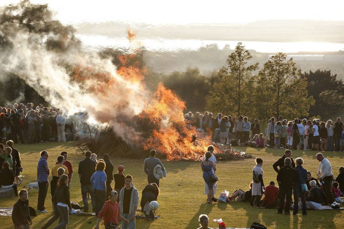 2016: Mange steder i landet blev aftenen afbrudt af til tider meget kraftige byger med torden og vindstød, men der var også plads til solstrejf hist og her. Temperaturen lå i den høje ende mellem 17-21 grader. (Foto: Henning Bagger/Ritzau Scanpix)