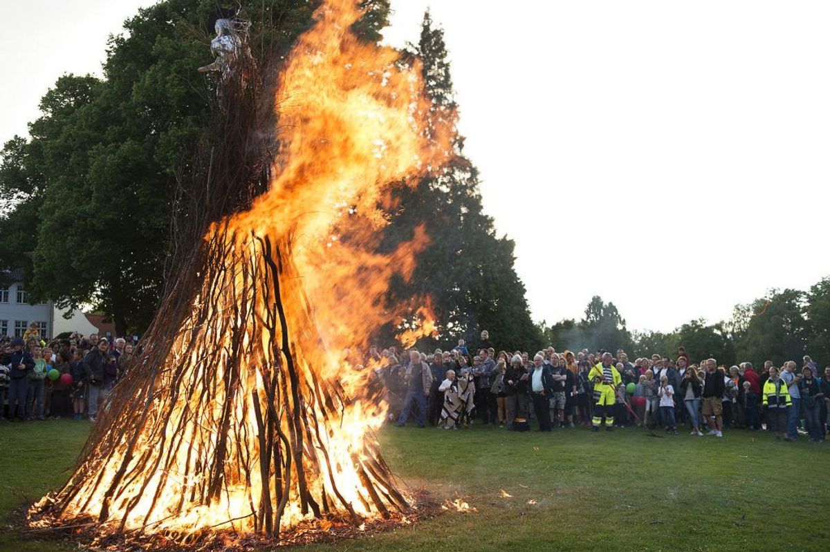 2010: Stort set perfekt sankthansvejr langt de fleste steder. Vi oplevede således igen svag vind, tørt vejr, ca. 15-18°C og fik i tilgift en fantastisk, næsten fuld måne at gå hjem til. (Foto: Claus Bech/Scanpix 2013)