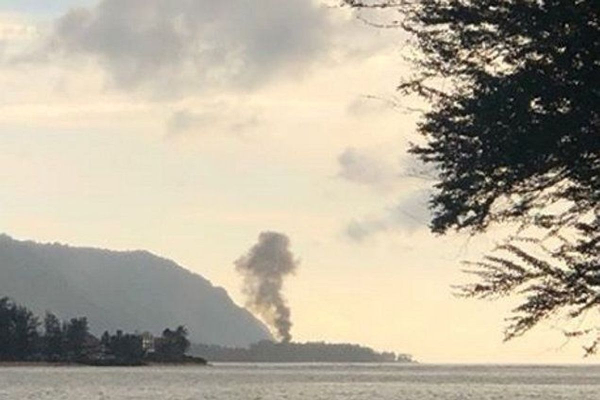 En røgsøjle steg op efter flystyrt på nordkysten af Oahu – den tredjestørste ø i øgruppen. Ved styrtet omkom ni personer. Foto: Social Media/Scanpix