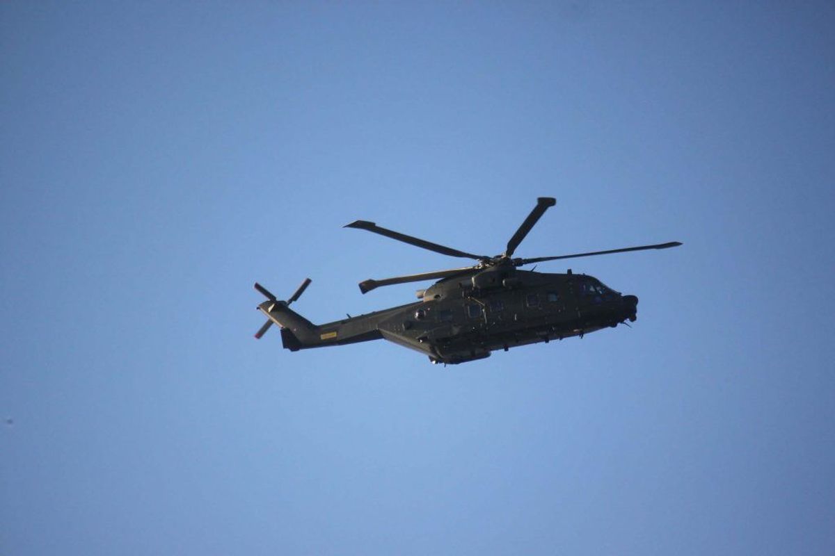 En helikopter og flere både fra Forsvaret er sat ind. Arkivfoto