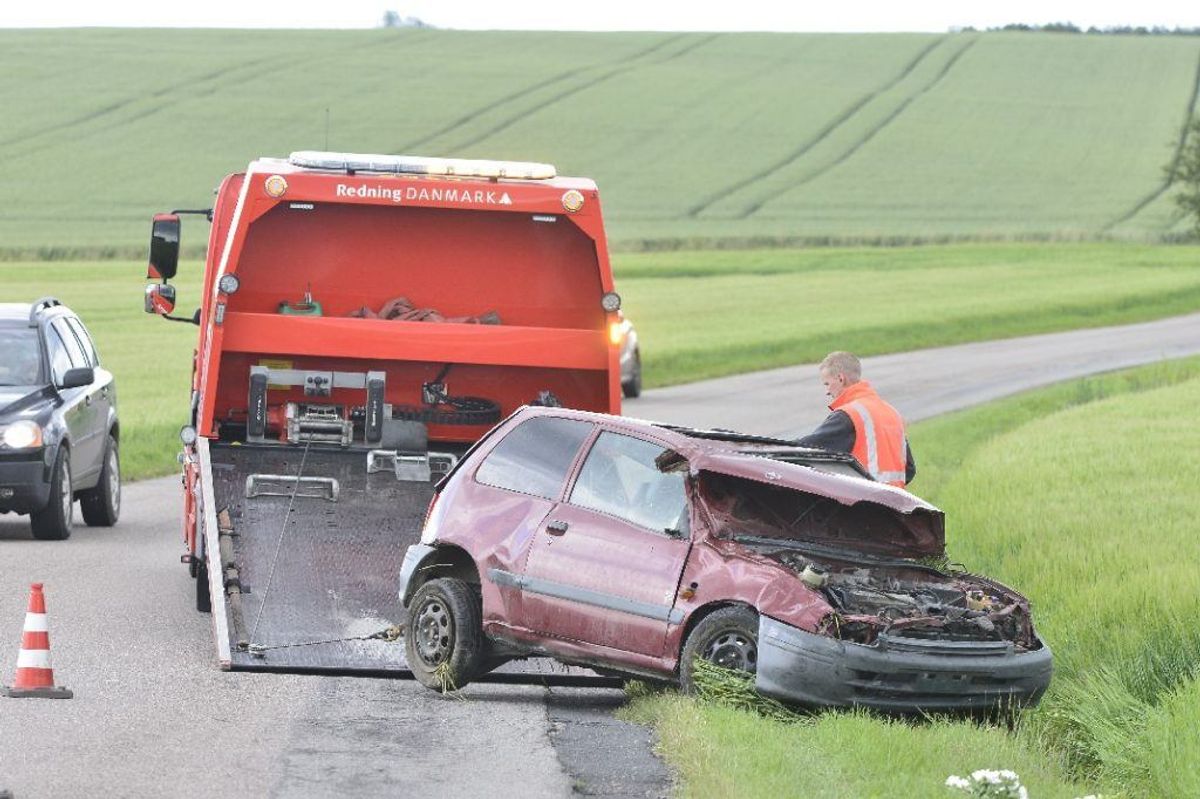 Manden blev slynget ud af bilen ved ulykken. Han døde på stedet. KLIK FOR FLERE BILLEDER. Foto: Øxenholt Foto