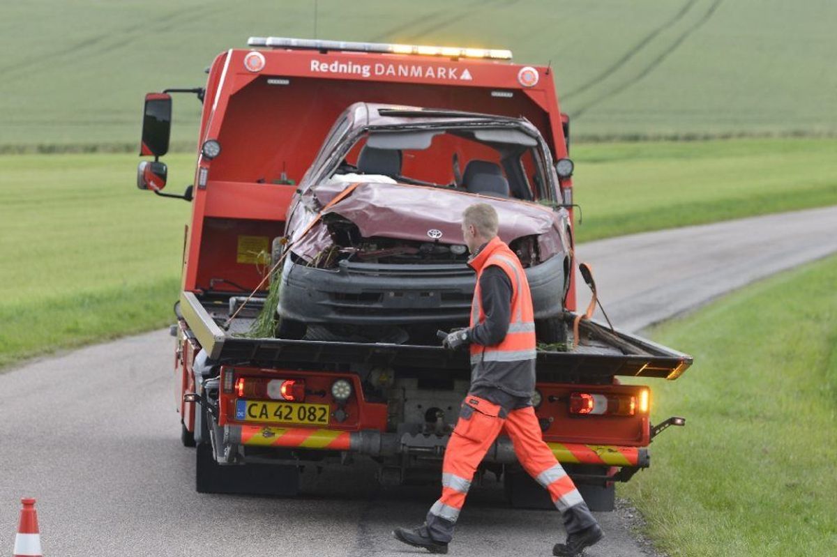 Manden blev slynget ud af bilen ved ulykken. Han døde på stedet. KLIK FOR FLERE BILLEDER. Foto: Øxenholt Foto