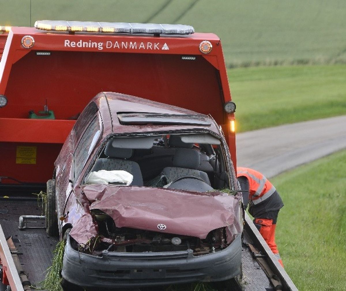 Manden blev slynget ud af bilen ved ulykken. Han døde på stedet. KLIK FOR FLERE BILLEDER. Foto: Øxenholt Foto