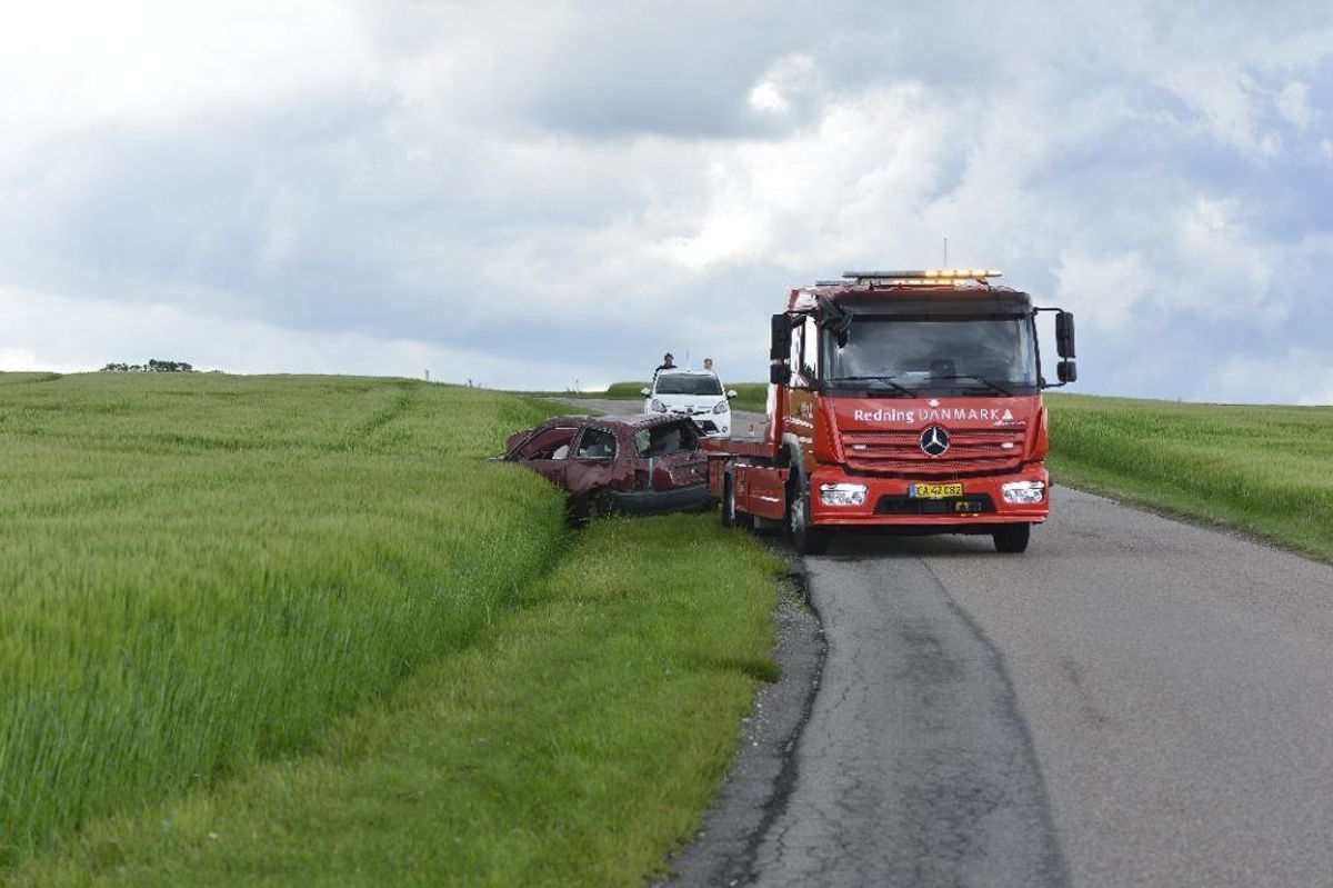 Manden blev slynget ud af bilen ved ulykken. Han døde på stedet. KLIK FOR FLERE BILLEDER. Foto: Øxenholt Foto