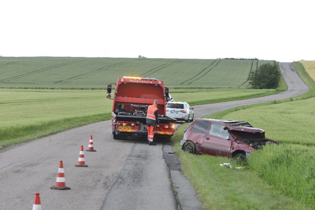 Manden blev slynget ud af bilen ved ulykken. Han døde på stedet. KLIK FOR FLERE BILLEDER. Foto: Øxenholt Foto