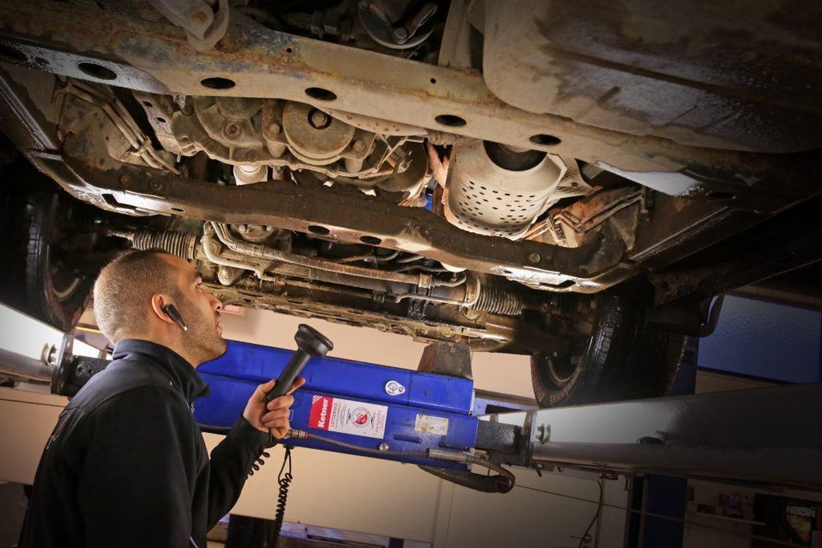 Inden du tager afsted bør du tjekket bilens batteri i en stresstest. Husk også at tjekke kølervæske. Foto: Colourbox