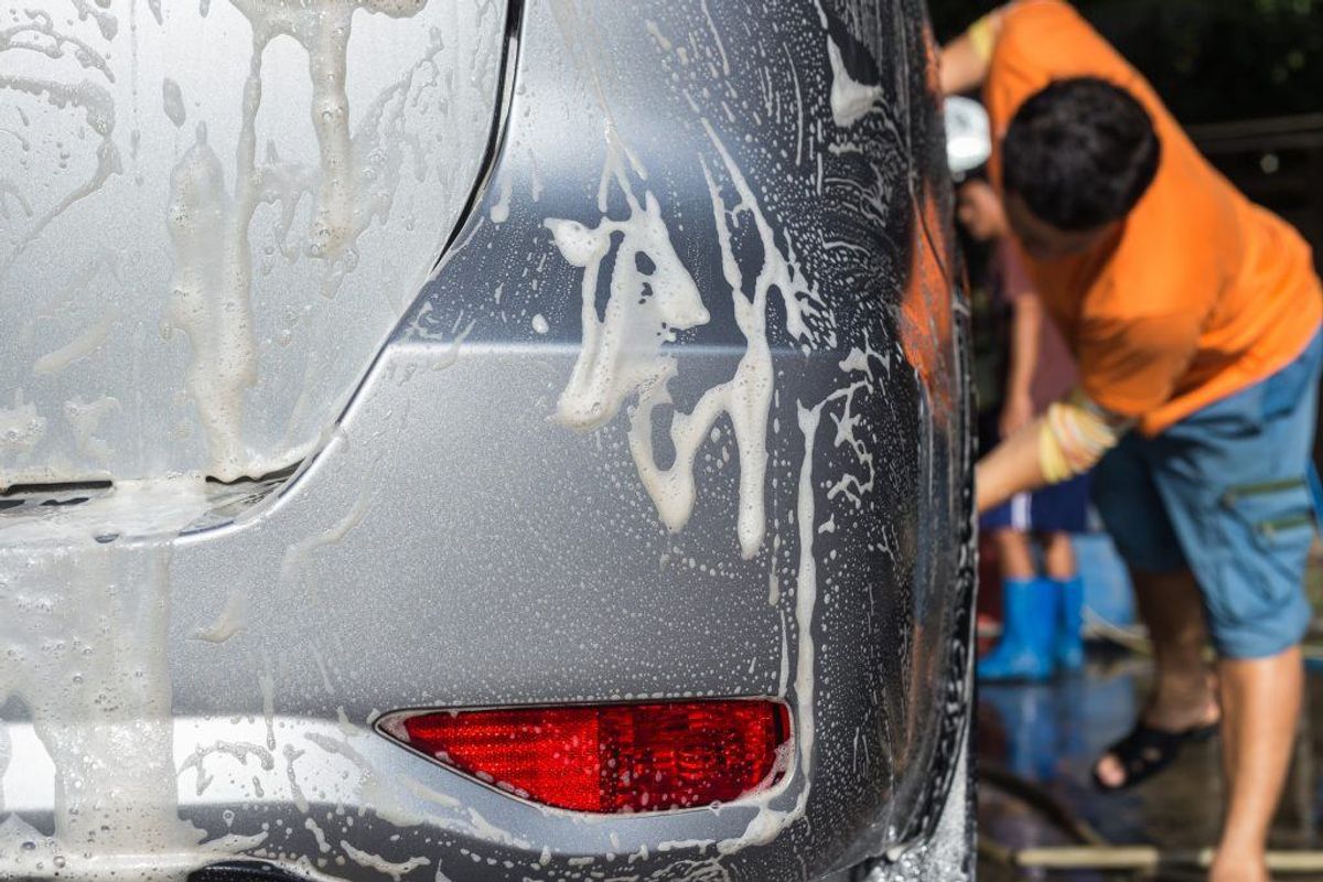 Overvej at håndvaske bilen på de såkaldte puslepladser med miljøsikret afløb. Klik videre i galleriet for flere gode råd. Foto: Colourbox.