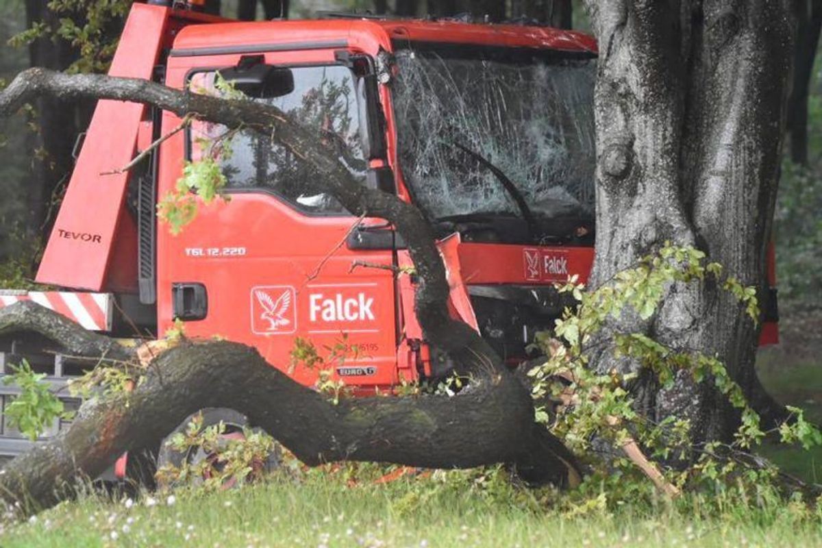 En fører af en Falckbil er i kritisk tilstand efter en ulykke ved Holstebro. KLIK for flere billeder. Foto: Presse-fotos.