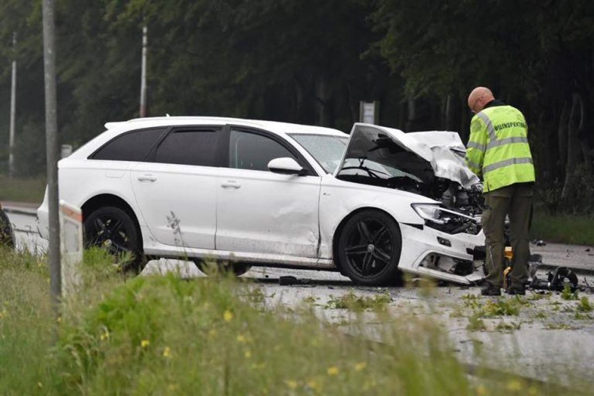 En fører af en Falckbil er i kritisk tilstand efter en ulykke ved Holstebro. KLIK for flere billeder. Foto: Presse-fotos.