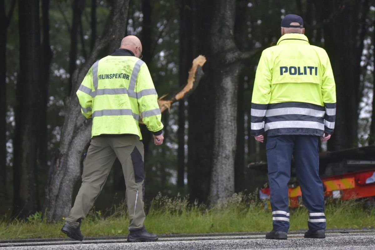 En fører af en Falckbil er i kritisk tilstand efter en ulykke ved Holstebro. KLIK for flere billeder. Foto: Presse-fotos.