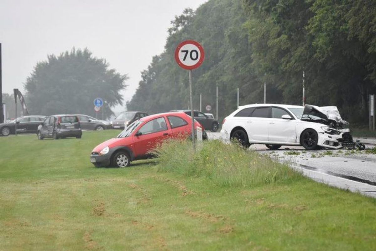 En fører af en Falckbil er i kritisk tilstand efter en ulykke ved Holstebro. KLIK for flere billeder. Foto: Presse-fotos.