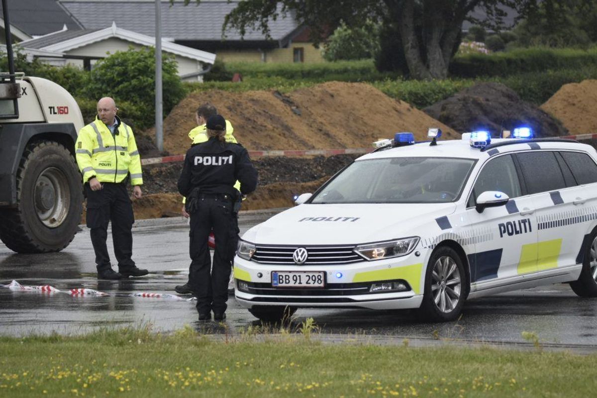 En cyklist er tirsdag død, efter at være kørt ind i en gummiged. KLIK for flere billeder. Foto: Presse-fotos.dk.