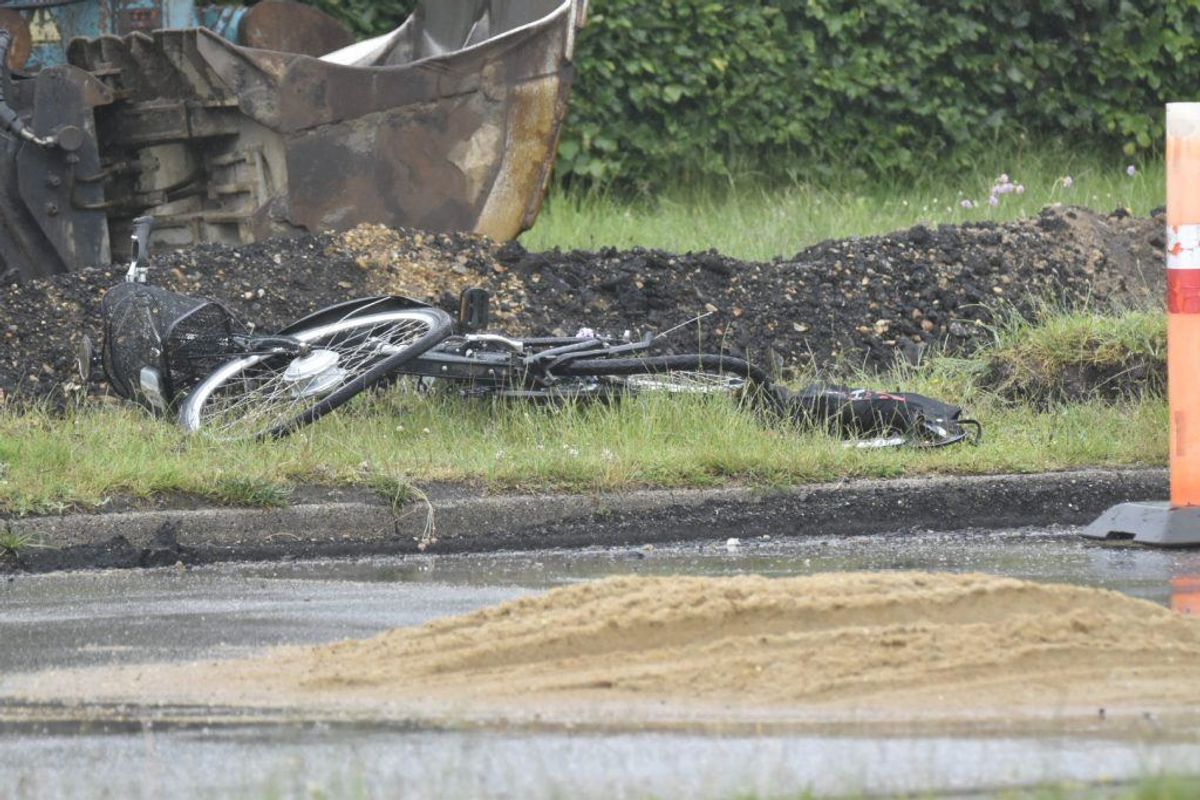 En cyklist er tirsdag død, efter at være kørt ind i en gummiged. KLIK for flere billeder. Foto: Presse-fotos.dk.