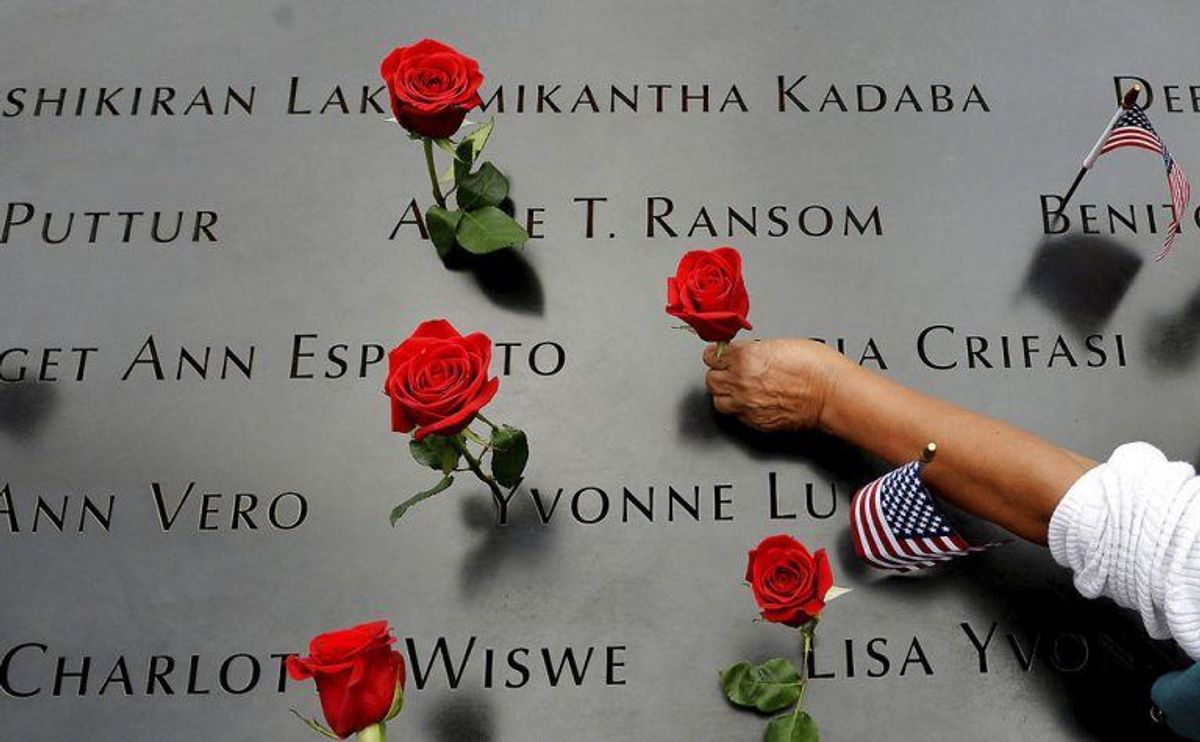 Navnene på alle ofre står rundt omkring monumenterne. Foto: Scanpix